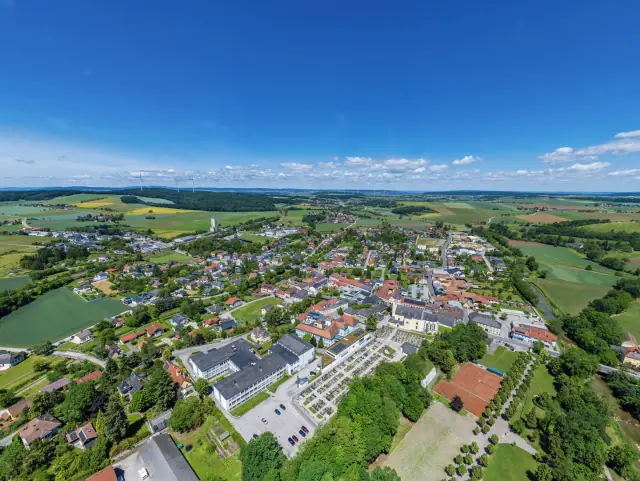 Böheimkirchen aus großer Höhe, Ortszentrum und Felder bis zum Horizont