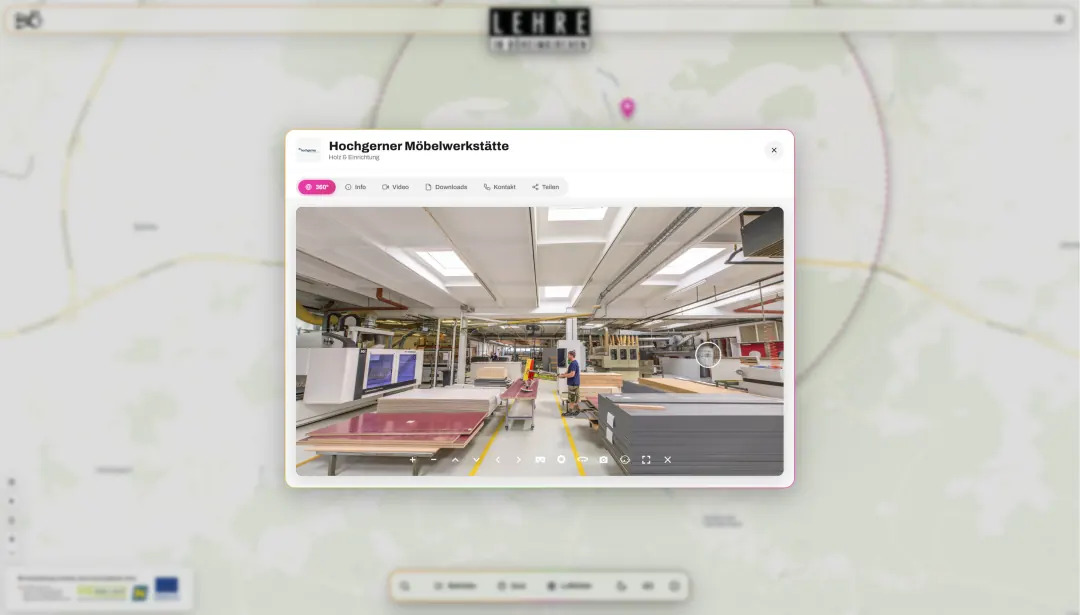 360°-Aufnahme aus der Maschinenhalle mit CNC-Anlage und Plattenlager