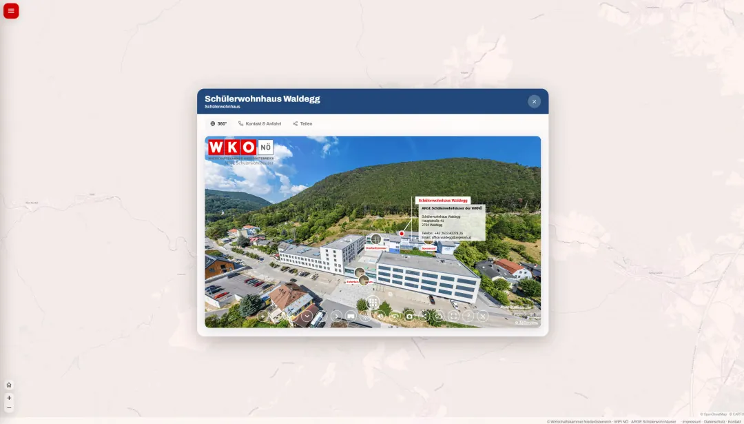 Dasselbe Standortfenster in Blau: Schülerwohnhaus mit Luftpanorama und Infotafel